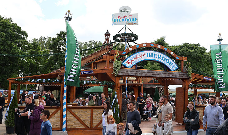 Regensburger Bierdorf auf der Maidult Regensburg, zur Maidult 2025 mit Bieren von Kneitinger (©Foto: Martin Schmitz)